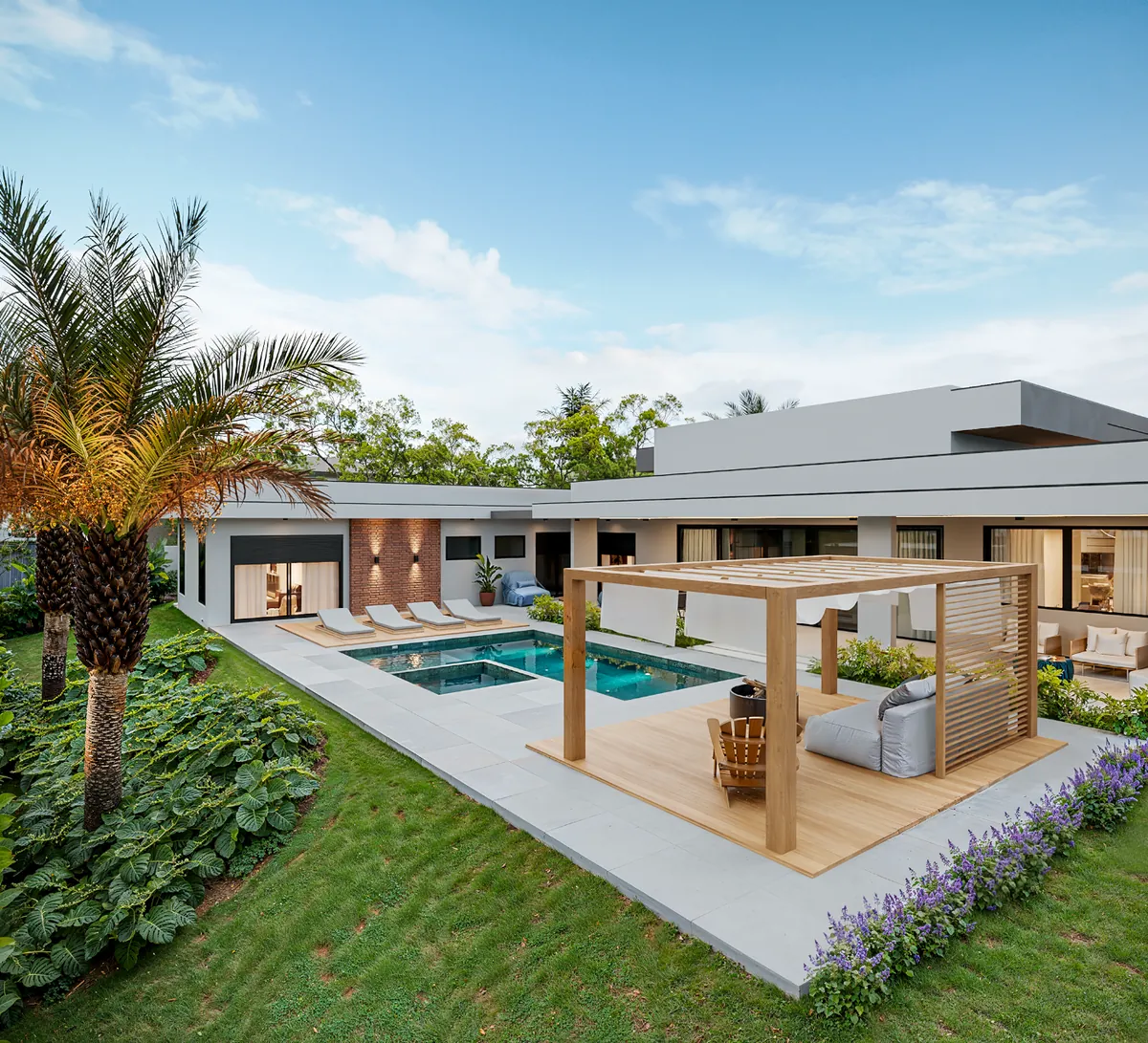 Pergolado e piscina — projeto da Simões Arquitetura